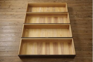 桐箪笥を綺麗に再生!鍵穴隠しを付け直し、剥離再塗装。ワントーン落ち着いた色味に着色。