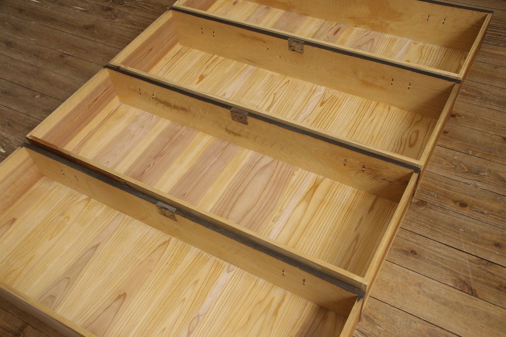 桐箪笥を綺麗に再生!鍵穴隠しを付け直し、剥離再塗装。ワントーン落ち着いた色味に着色。