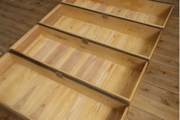 桐箪笥を綺麗に再生!鍵穴隠しを付け直し、剥離再塗装。ワントーン落ち着いた色味に着色。