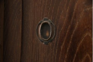 桐箪笥を綺麗に再生!鍵穴隠しを付け直し、剥離再塗装。ワントーン落ち着いた色味に着色。