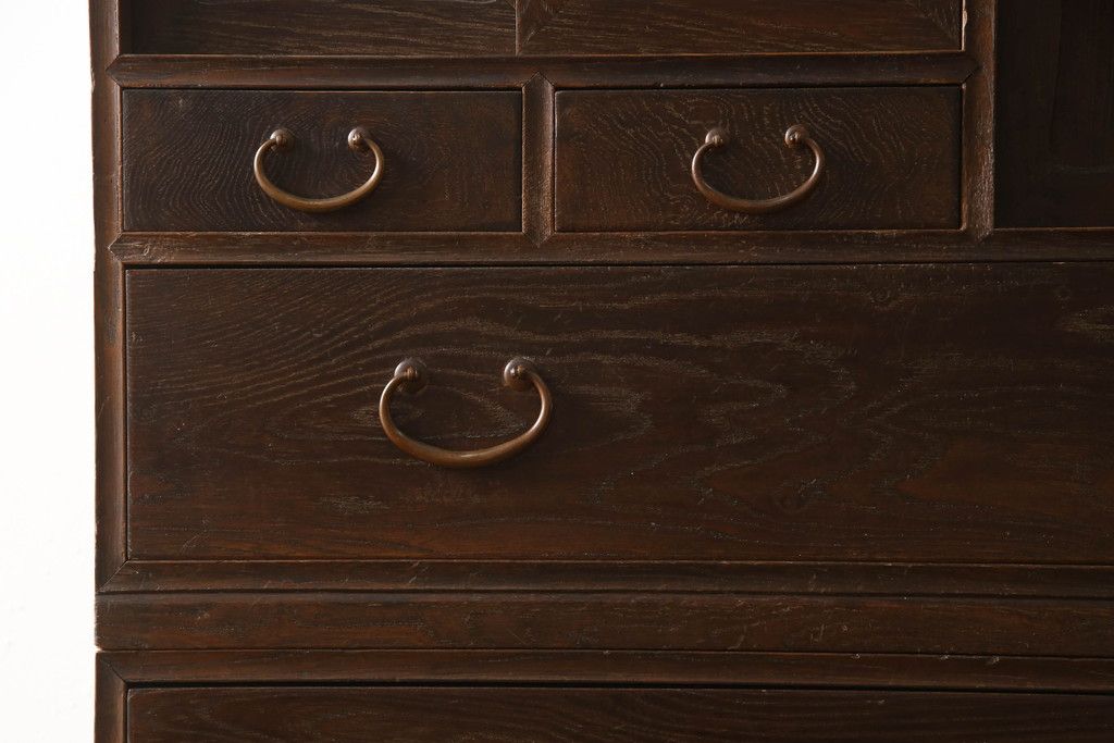 桐箪笥を綺麗に再生!鍵穴隠しを付け直し、剥離再塗装。ワントーン落ち着いた色味に着色。