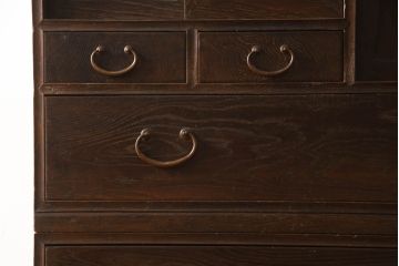 桐箪笥を綺麗に再生!鍵穴隠しを付け直し、剥離再塗装。ワントーン落ち着いた色味に着色。