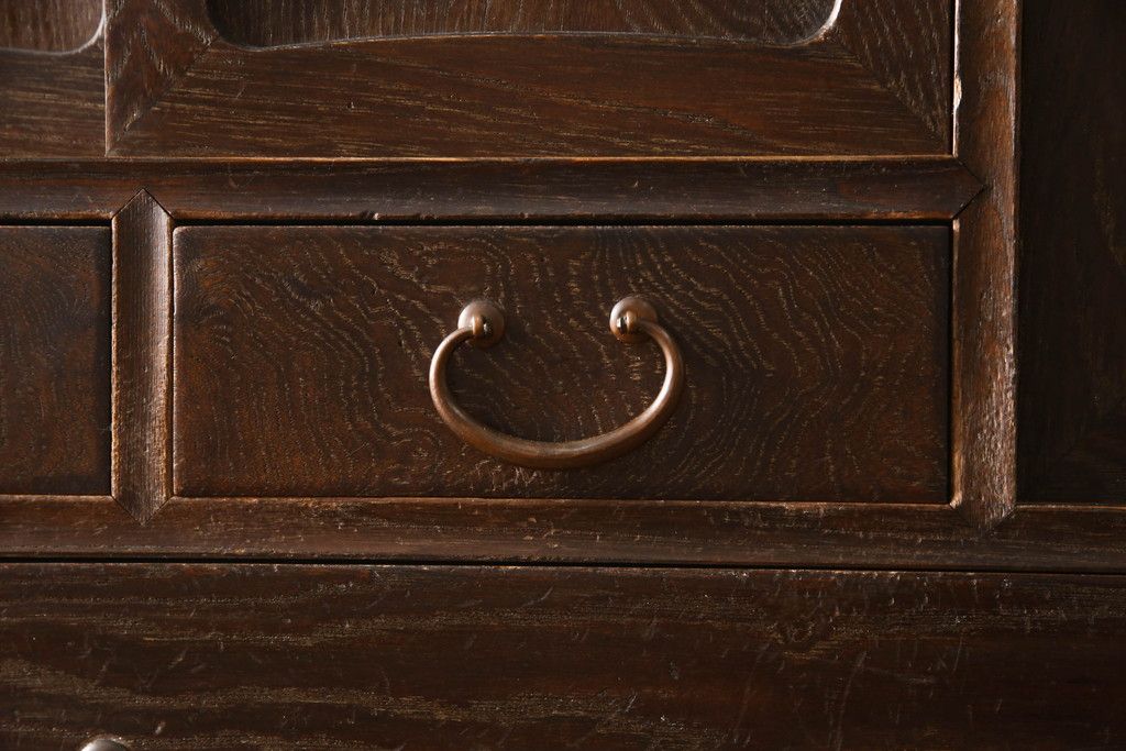 桐箪笥を綺麗に再生!鍵穴隠しを付け直し、剥離再塗装。ワントーン落ち着いた色味に着色。