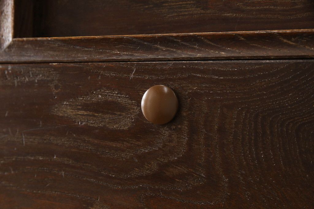 桐箪笥を綺麗に再生!鍵穴隠しを付け直し、剥離再塗装。ワントーン落ち着いた色味に着色。