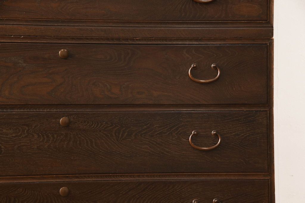 桐箪笥を綺麗に再生!鍵穴隠しを付け直し、剥離再塗装。ワントーン落ち着いた色味に着色。