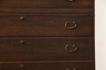 桐箪笥を綺麗に再生!鍵穴隠しを付け直し、剥離再塗装。ワントーン落ち着いた色味に着色。