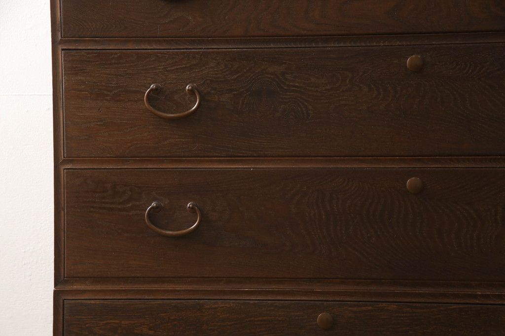 桐箪笥を綺麗に再生!鍵穴隠しを付け直し、剥離再塗装。ワントーン落ち着いた色味に着色。