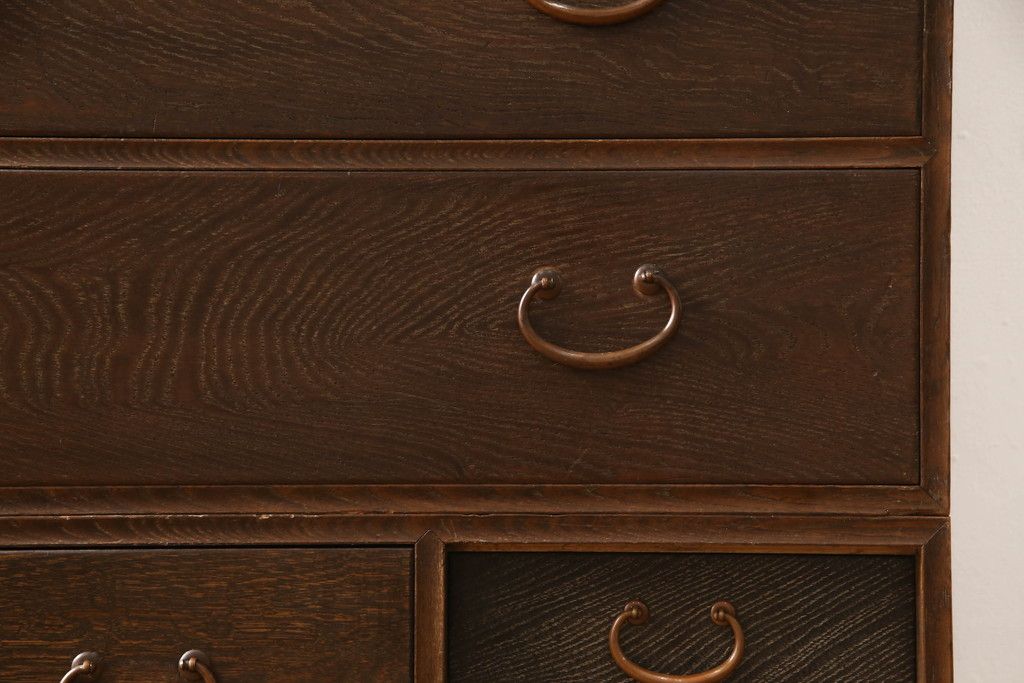 桐箪笥を綺麗に再生!鍵穴隠しを付け直し、剥離再塗装。ワントーン落ち着いた色味に着色。