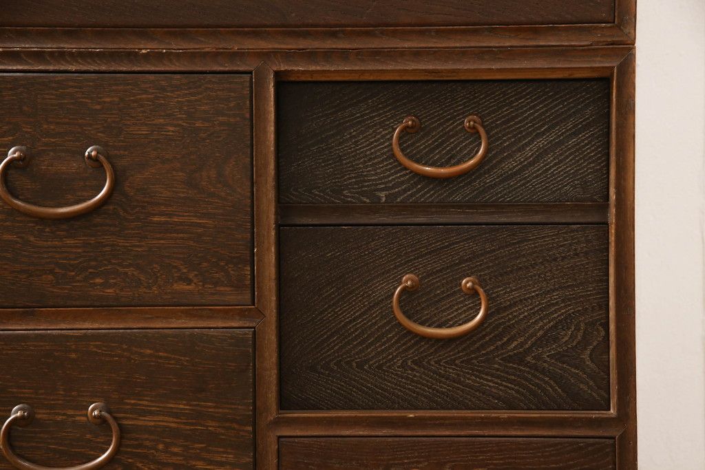 桐箪笥を綺麗に再生!鍵穴隠しを付け直し、剥離再塗装。ワントーン落ち着いた色味に着色。