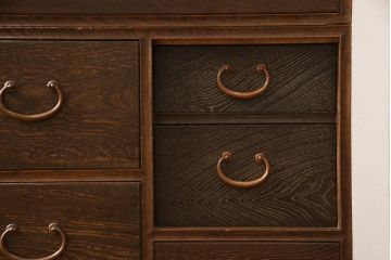 桐箪笥を綺麗に再生!鍵穴隠しを付け直し、剥離再塗装。ワントーン落ち着いた色味に着色。