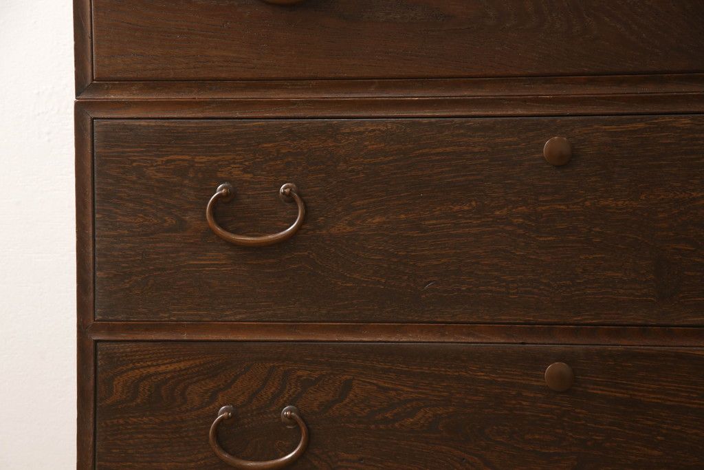 桐箪笥を綺麗に再生!鍵穴隠しを付け直し、剥離再塗装。ワントーン落ち着いた色味に着色。