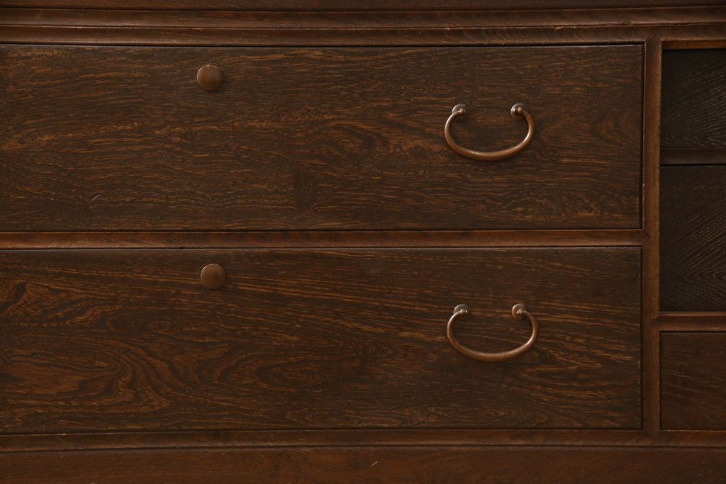 桐箪笥を綺麗に再生!鍵穴隠しを付け直し、剥離再塗装。ワントーン落ち着いた色味に着色。