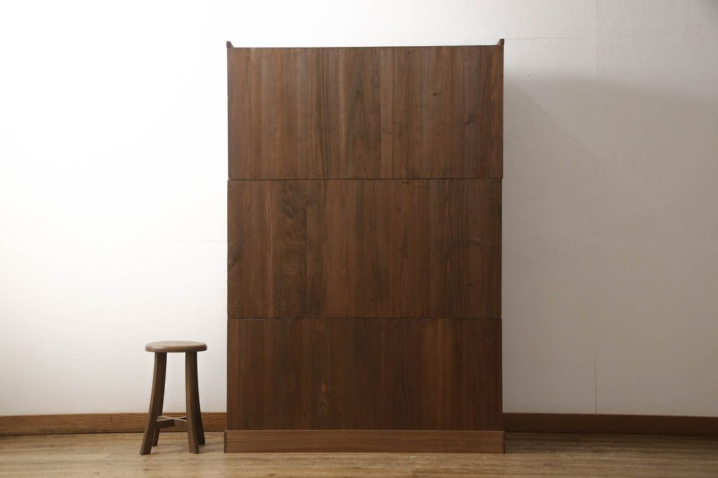 桐箪笥を綺麗に再生!鍵穴隠しを付け直し、剥離再塗装。ワントーン落ち着いた色味に着色。