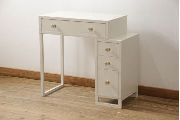 婚礼箪笥をドレッサーにリメイク!ご希望のサイズにリサイズし、脚をとつまみを取り付け。アンティークホワイトにペイント仕上げ。