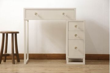 婚礼箪笥をドレッサーにリメイク!ご希望のサイズにリサイズし、脚をとつまみを取り付け。アンティークホワイトにペイント仕上げ。
