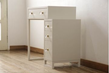 婚礼箪笥をドレッサーにリメイク!ご希望のサイズにリサイズし、脚をとつまみを取り付け。アンティークホワイトにペイント仕上げ。