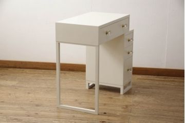 婚礼箪笥をドレッサーにリメイク!ご希望のサイズにリサイズし、脚をとつまみを取り付け。アンティークホワイトにペイント仕上げ。