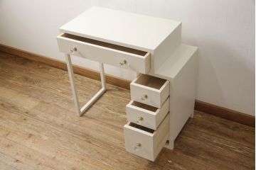 婚礼箪笥をドレッサーにリメイク!ご希望のサイズにリサイズし、脚をとつまみを取り付け。アンティークホワイトにペイント仕上げ。