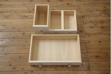 婚礼箪笥をドレッサーにリメイク!ご希望のサイズにリサイズし、脚をとつまみを取り付け。アンティークホワイトにペイント仕上げ。