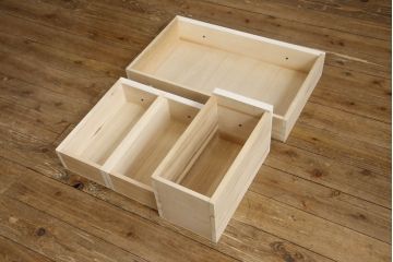 婚礼箪笥をドレッサーにリメイク!ご希望のサイズにリサイズし、脚をとつまみを取り付け。アンティークホワイトにペイント仕上げ。
