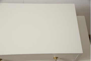 婚礼箪笥をドレッサーにリメイク!ご希望のサイズにリサイズし、脚をとつまみを取り付け。アンティークホワイトにペイント仕上げ。