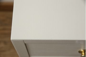 婚礼箪笥をドレッサーにリメイク!ご希望のサイズにリサイズし、脚をとつまみを取り付け。アンティークホワイトにペイント仕上げ。