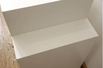 婚礼箪笥をドレッサーにリメイク!ご希望のサイズにリサイズし、脚をとつまみを取り付け。アンティークホワイトにペイント仕上げ。