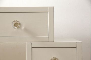 婚礼箪笥をドレッサーにリメイク!ご希望のサイズにリサイズし、脚をとつまみを取り付け。アンティークホワイトにペイント仕上げ。