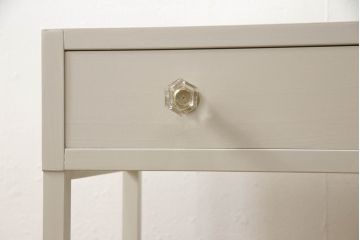 婚礼箪笥をドレッサーにリメイク!ご希望のサイズにリサイズし、脚をとつまみを取り付け。アンティークホワイトにペイント仕上げ。