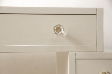 婚礼箪笥をドレッサーにリメイク!ご希望のサイズにリサイズし、脚をとつまみを取り付け。アンティークホワイトにペイント仕上げ。
