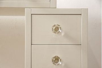 婚礼箪笥をドレッサーにリメイク!ご希望のサイズにリサイズし、脚をとつまみを取り付け。アンティークホワイトにペイント仕上げ。