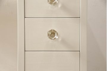 婚礼箪笥をドレッサーにリメイク!ご希望のサイズにリサイズし、脚をとつまみを取り付け。アンティークホワイトにペイント仕上げ。