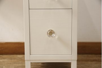 婚礼箪笥をドレッサーにリメイク!ご希望のサイズにリサイズし、脚をとつまみを取り付け。アンティークホワイトにペイント仕上げ。