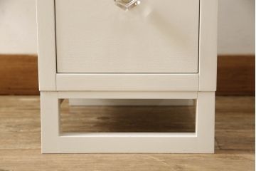 婚礼箪笥をドレッサーにリメイク!ご希望のサイズにリサイズし、脚をとつまみを取り付け。アンティークホワイトにペイント仕上げ。
