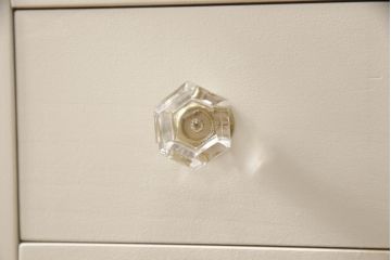 婚礼箪笥をドレッサーにリメイク!ご希望のサイズにリサイズし、脚をとつまみを取り付け。アンティークホワイトにペイント仕上げ。