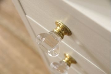 婚礼箪笥をドレッサーにリメイク!ご希望のサイズにリサイズし、脚をとつまみを取り付け。アンティークホワイトにペイント仕上げ。
