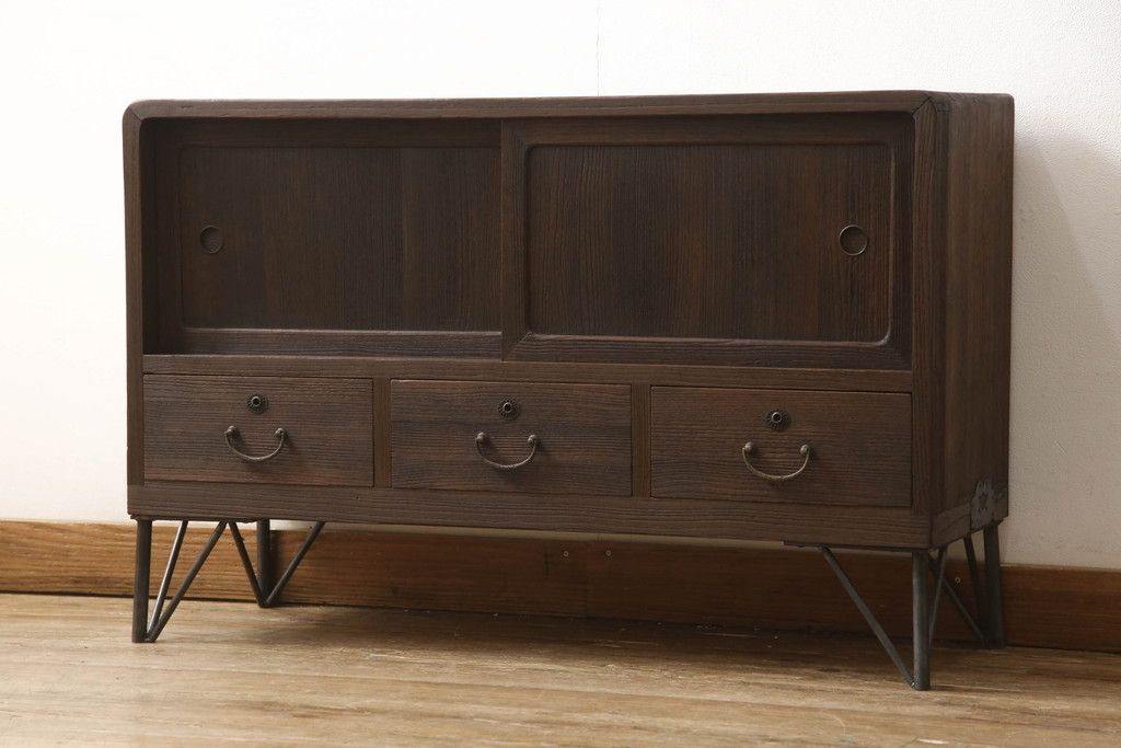 桐箪笥を上中下に分けてローボードにリメイク!上段は奥行きをリサイズし、引き戸内の棚を撤去。天板内部を補強し、鉄脚を取り付け。中段・下段は高さをリサイズし、天板を取り付け、取っ手を交換。着色はチェスナット系のステイン塗料仕上げ。