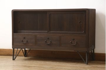 桐箪笥を上中下に分けてローボードにリメイク!上段は奥行きをリサイズし、引き戸内の棚を撤去。天板内部を補強し、鉄脚を取り付け。中段・下段は高さをリサイズし、天板を取り付け、取っ手を交換。着色はチェスナット系のステイン塗料仕上げ。