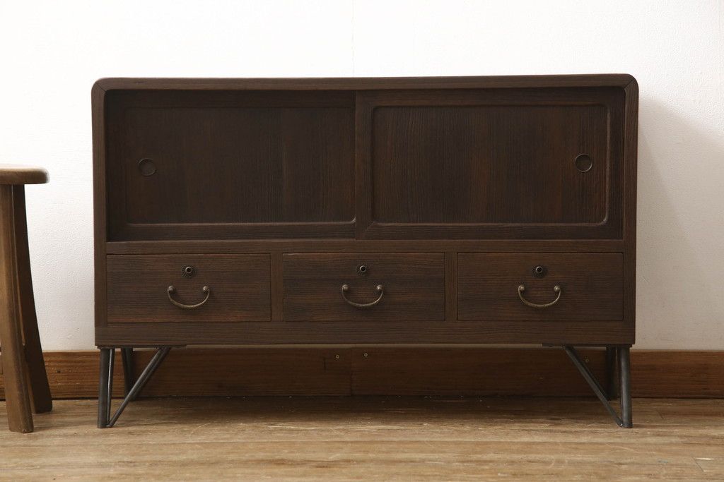 桐箪笥を上中下に分けてローボードにリメイク!上段は奥行きをリサイズし、引き戸内の棚を撤去。天板内部を補強し、鉄脚を取り付け。中段・下段は高さをリサイズし、天板を取り付け、取っ手を交換。着色はチェスナット系のステイン塗料仕上げ。