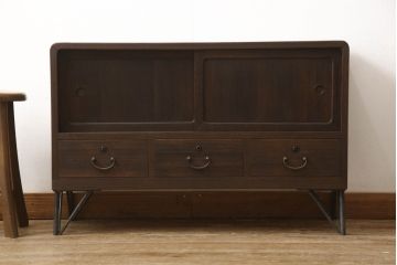 桐箪笥を上中下に分けてローボードにリメイク!上段は奥行きをリサイズし、引き戸内の棚を撤去。天板内部を補強し、鉄脚を取り付け。中段・下段は高さをリサイズし、天板を取り付け、取っ手を交換。着色はチェスナット系のステイン塗料仕上げ。