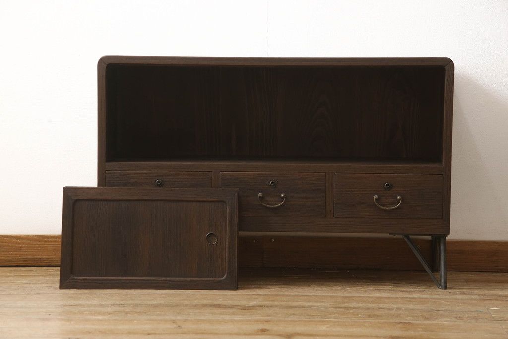 桐箪笥を上中下に分けてローボードにリメイク!上段は奥行きをリサイズし、引き戸内の棚を撤去。天板内部を補強し、鉄脚を取り付け。中段・下段は高さをリサイズし、天板を取り付け、取っ手を交換。着色はチェスナット系のステイン塗料仕上げ。