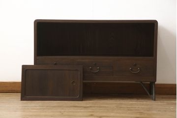 桐箪笥を上中下に分けてローボードにリメイク!上段は奥行きをリサイズし、引き戸内の棚を撤去。天板内部を補強し、鉄脚を取り付け。中段・下段は高さをリサイズし、天板を取り付け、取っ手を交換。着色はチェスナット系のステイン塗料仕上げ。