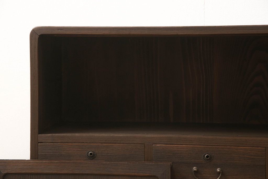 桐箪笥を上中下に分けてローボードにリメイク!上段は奥行きをリサイズし、引き戸内の棚を撤去。天板内部を補強し、鉄脚を取り付け。中段・下段は高さをリサイズし、天板を取り付け、取っ手を交換。着色はチェスナット系のステイン塗料仕上げ。