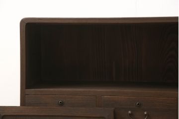 桐箪笥を上中下に分けてローボードにリメイク!上段は奥行きをリサイズし、引き戸内の棚を撤去。天板内部を補強し、鉄脚を取り付け。中段・下段は高さをリサイズし、天板を取り付け、取っ手を交換。着色はチェスナット系のステイン塗料仕上げ。