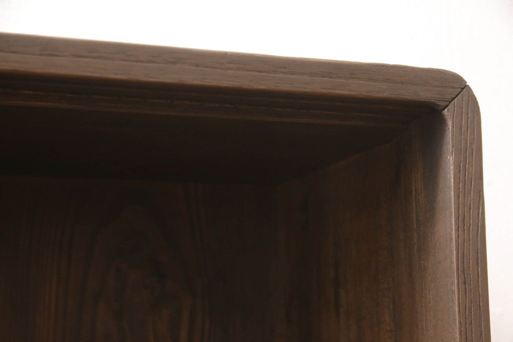 桐箪笥を上中下に分けてローボードにリメイク!上段は奥行きをリサイズし、引き戸内の棚を撤去。天板内部を補強し、鉄脚を取り付け。中段・下段は高さをリサイズし、天板を取り付け、取っ手を交換。着色はチェスナット系のステイン塗料仕上げ。