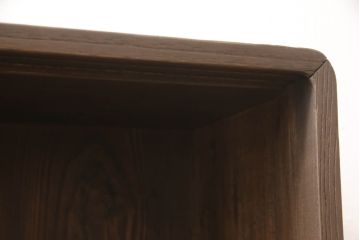 桐箪笥を上中下に分けてローボードにリメイク!上段は奥行きをリサイズし、引き戸内の棚を撤去。天板内部を補強し、鉄脚を取り付け。中段・下段は高さをリサイズし、天板を取り付け、取っ手を交換。着色はチェスナット系のステイン塗料仕上げ。