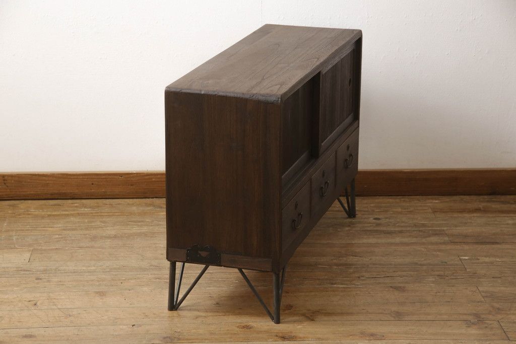 桐箪笥を上中下に分けてローボードにリメイク!上段は奥行きをリサイズし、引き戸内の棚を撤去。天板内部を補強し、鉄脚を取り付け。中段・下段は高さをリサイズし、天板を取り付け、取っ手を交換。着色はチェスナット系のステイン塗料仕上げ。