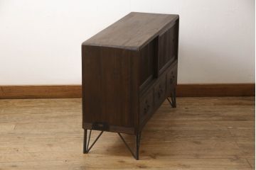 桐箪笥を上中下に分けてローボードにリメイク!上段は奥行きをリサイズし、引き戸内の棚を撤去。天板内部を補強し、鉄脚を取り付け。中段・下段は高さをリサイズし、天板を取り付け、取っ手を交換。着色はチェスナット系のステイン塗料仕上げ。