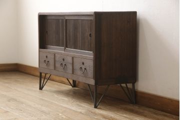 桐箪笥を上中下に分けてローボードにリメイク!上段は奥行きをリサイズし、引き戸内の棚を撤去。天板内部を補強し、鉄脚を取り付け。中段・下段は高さをリサイズし、天板を取り付け、取っ手を交換。着色はチェスナット系のステイン塗料仕上げ。