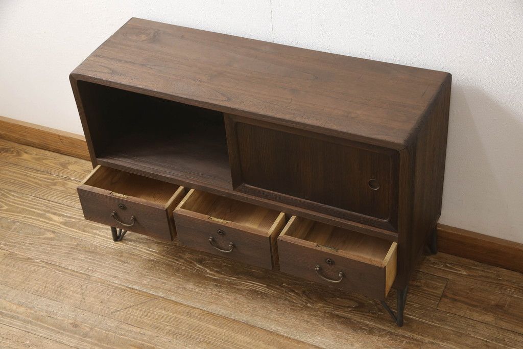 桐箪笥を上中下に分けてローボードにリメイク!上段は奥行きをリサイズし、引き戸内の棚を撤去。天板内部を補強し、鉄脚を取り付け。中段・下段は高さをリサイズし、天板を取り付け、取っ手を交換。着色はチェスナット系のステイン塗料仕上げ。